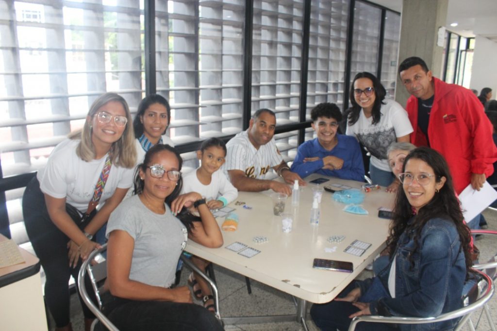 Trabajadores disfrutaron tarde recreativa con bingo y dominó
